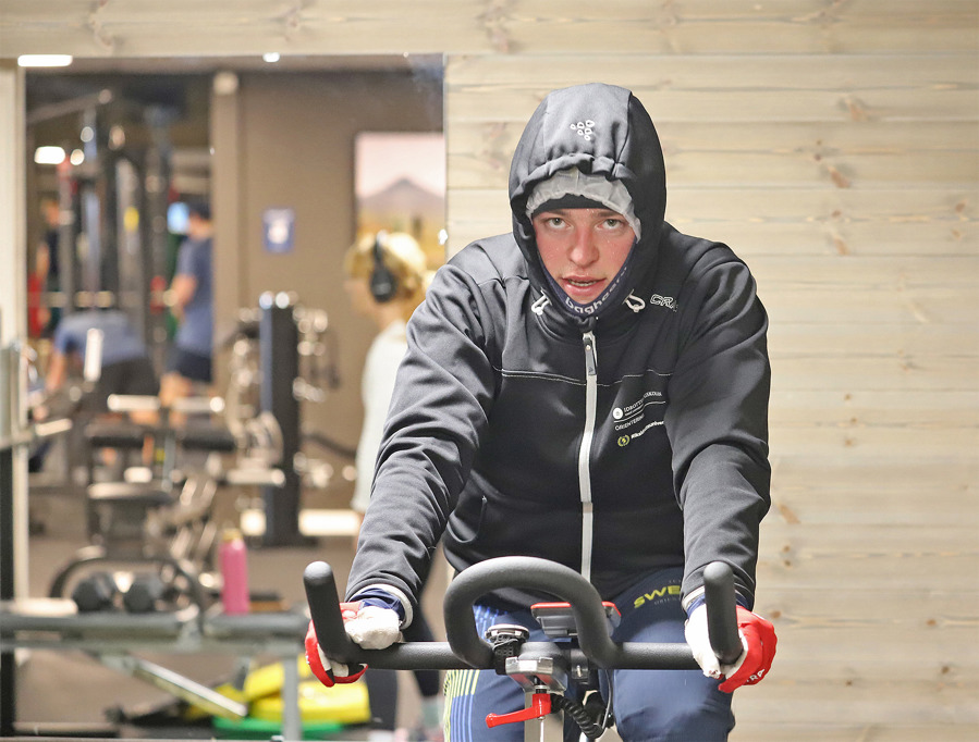 Jonatan Ståhl tränar fullt påpälsad i gymmet på Idre Fjäll med VM i Japan som målbild. Bild: Johan Trygg.