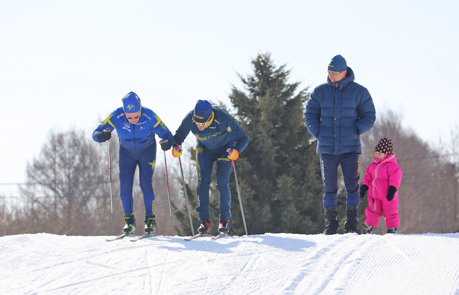 Sture Olsson och Håkan Löfström testar skidor under överinseende av Andrei Lamov och dottern Mikaela. Bild: Johan Trygg.