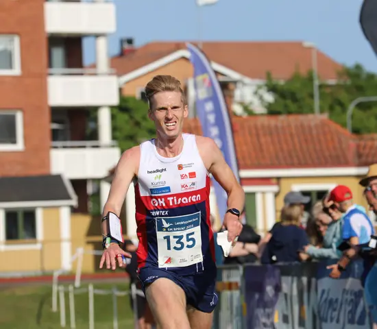 Oskar Andrén, OK Tisaren, spurtar i mål vid SM-sprinten i Lund i slutet på maj 2023.