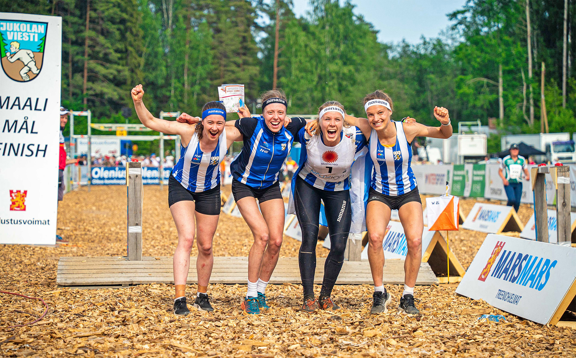 Sara Hagström sprang sista sträckan när IFK Göteborg vann Venla för andra gången 2023. Hon jublar tillsammans med Ingrid Lundanes, Sanna Fasth och Simona Aebersold. 