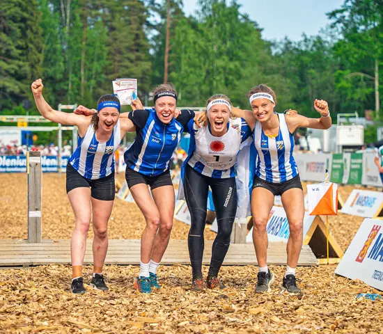 Sara Hagström sprang sista sträckan när IFK Göteborg vann Venla för andra gången 2023. Hon jublar tillsammans med Ingrid Lundanes, Sanna Fasth och Simona Aebersold.