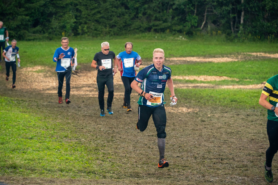 Olli Ojanaho, Helsingin Suunnistajat spurtar imål Foto: Hugo Mattsson