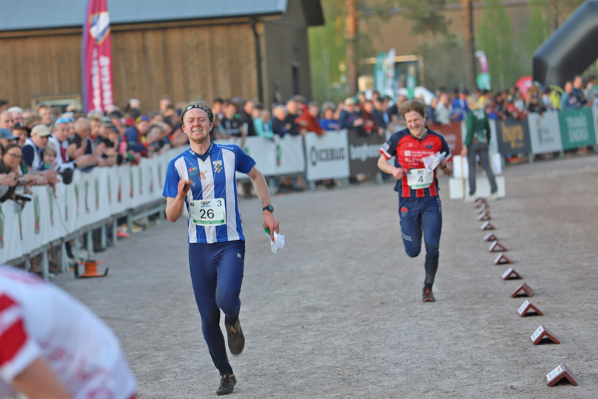 Sebastian Daland och Rassmus Andersson spurtar in som sexa och sjua efter tre sträckor av Tiomila 2026. 