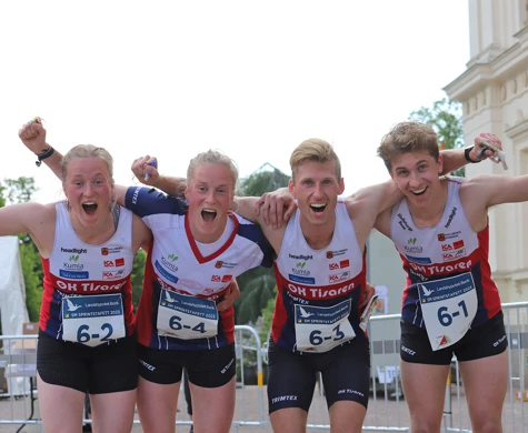 Segerjubel från guldmedaljörerna. Fr.v. Ellinor Tjernlund, Josefin Tjernlund, Oskar Andrén och Valter Pettersson.