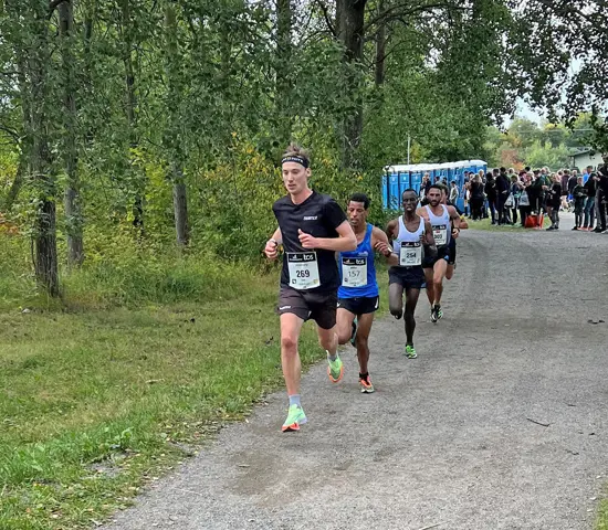 Emil Svensk drar tätklungan på Lidingöloppet 2022 när han blev trea på tiden 1.39.06.