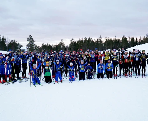 Hela lägergänget samlat på skidstadion i Orsa Grönklitt.