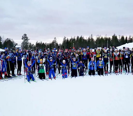 Hela lägergänget samlat på skidstadion i Orsa Grönklitt. 