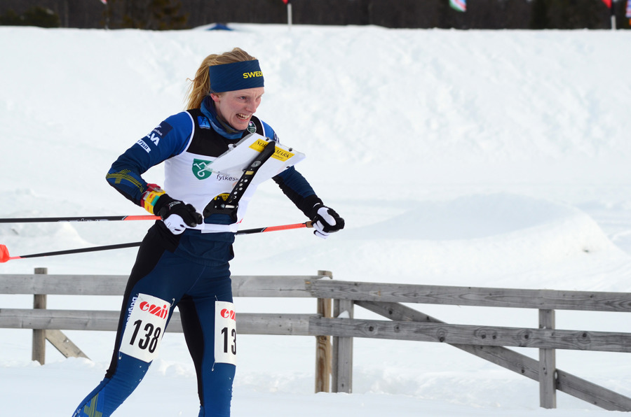 Linda Lindkvist spurtar mot mål.