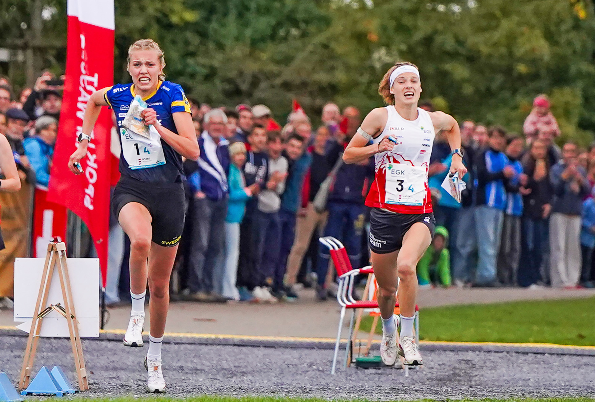 Hanna Lundberg spurtar förbi Simona Aebersold till seger på sprintstafetten vid världscupavslutningen i Schweiz i fjol. Under veckoslutet startar världscupen 2026 i i Ascona/Locarno, Schweiz . 