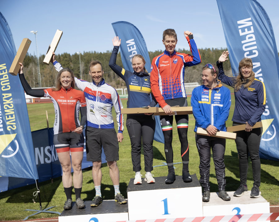 Glada miner på prispallen för seniorer under MTBO SM, dag 1.