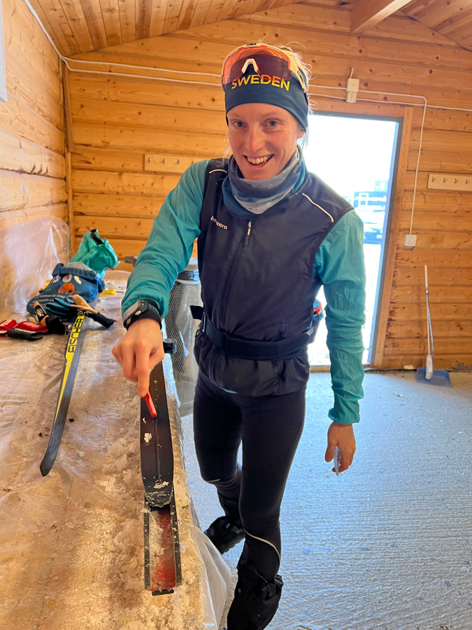 Linda Lindkvist förbereder skidorna i en vallabod.