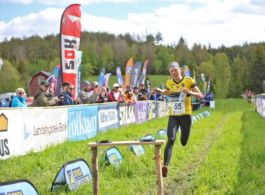 Tove Alexandersson spurtar i mål efter ett topplopp på Swedish League utanför Sundsvall. Bild: Marcus Uddman.