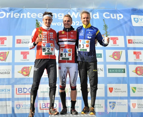 Mattias Kyburz, Kasper Fosser och Gustav Bergman på pallen efter världscupens medeldistans.