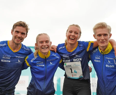 Segerlaget på sprintstafetten i Schweiz. Från vänster: Martin Regborn, Alva Sonesson, Hanna Lundberg och Jonatan Gustafsson.