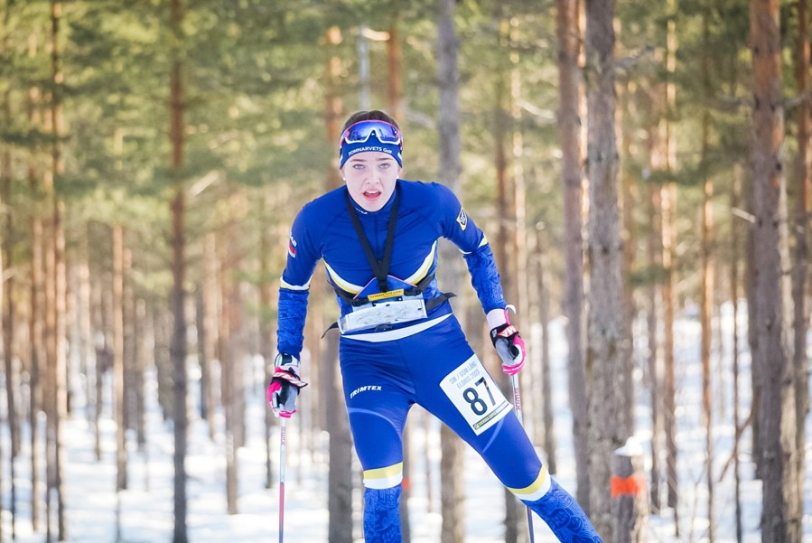 Elsa Brandt med fokuserad blick.