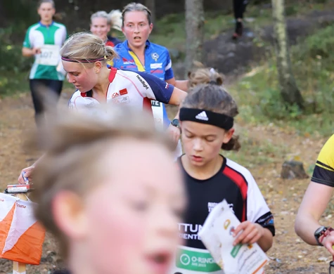 Löpare på väg in till och ut ifrån sista kontrollen på 25-manna 2022.