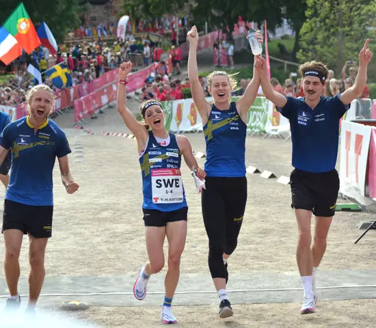 Gustav Bergman, Tove Alexandersson, Lina Strand och Max Peter Bejmer jublar vid VM-guldet i sprintstafett i somras.