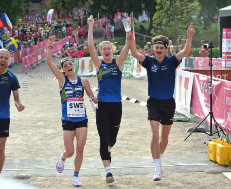 Gustav Bergman, Tove Alexandersson, Lina Strand och Max Peter Bejmer jublar vid VM-guldet i sprintstafett i somras.
