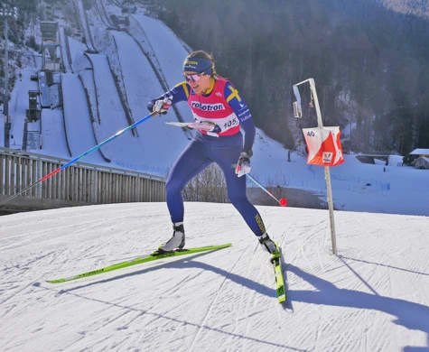 Magdalena Olsson leder världscupen efter två av tre omgångar. Säsongen avslutas med omgång tre vid EM i Finland 20-23 mars. Bilden från medeldistansen i Ruhpolding, Tyskland i söndags.