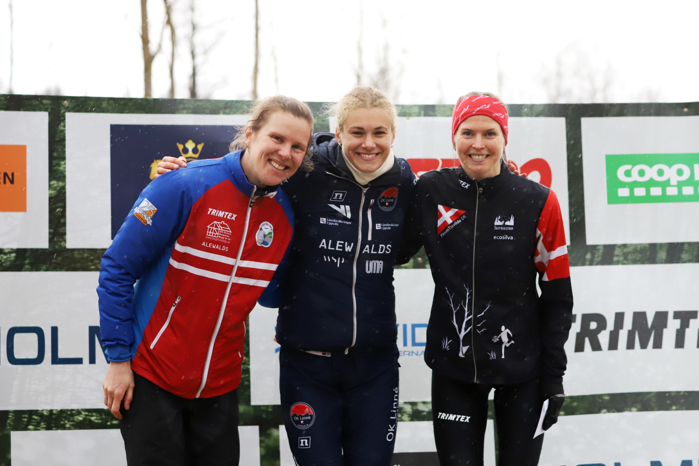 Prispallen i D21E: Helena Bergman (2:a), OK Ravinen, Pia Young Vik (1:a), OK Linné och Andrine Benjaminsen (3:a), Farum Tisvilde OK.