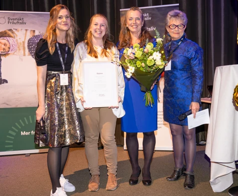 Malin Widell (tv.) och Susanne Maarup på scenen tar emot priset Årets friluftslyft