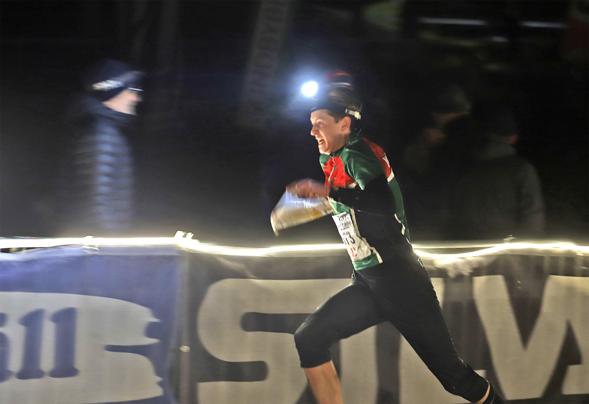 Alvin Lundgren spurtar mot seger på Natt-SM i H18. En vecka senare sprang Alvin också hem segern på JVM-testen i medeldistans. 