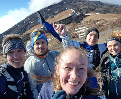 Martin Regborn, Albin Ridefelt, Johanna Ridefelt, Elias Kuukka och Karolin Ohlsson ler framför kameran på väg upp på vulkanen Teide på Teneriffa.