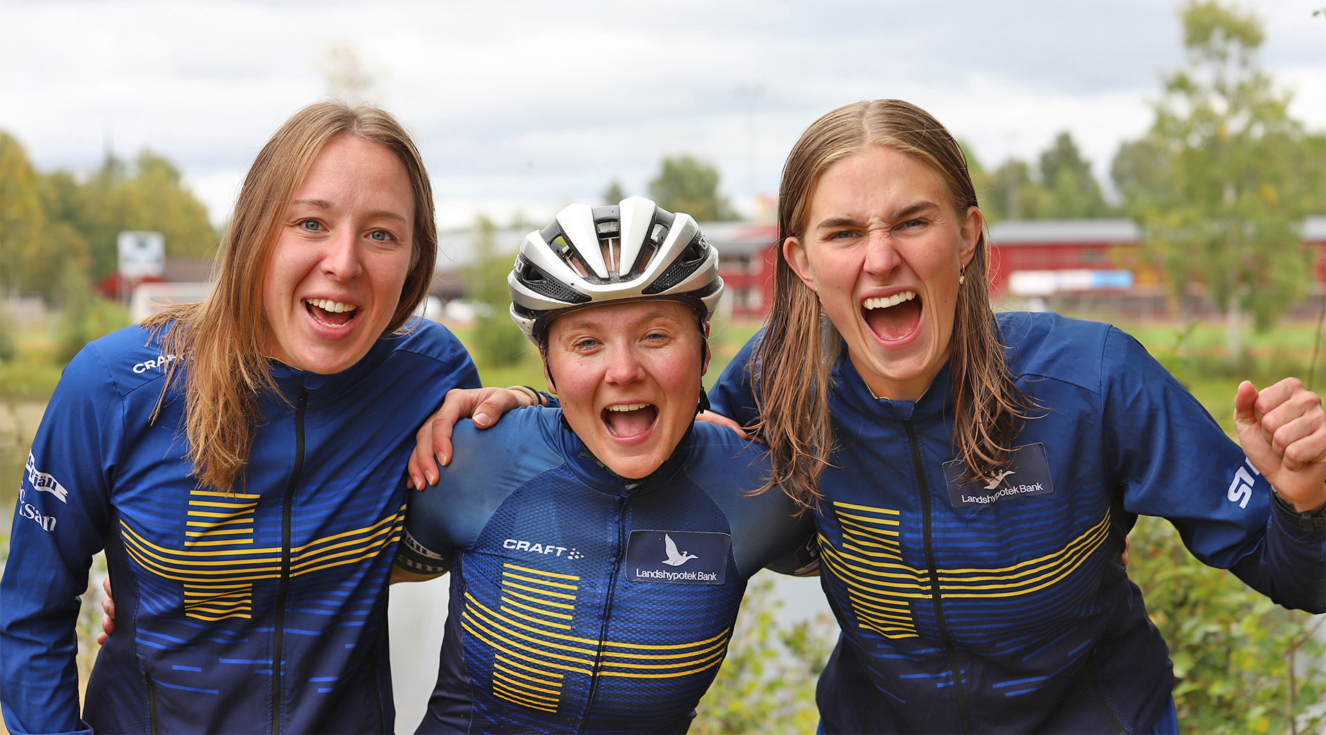 Sveriges damer avslutade ett succéartat MTBO-VM i Mora med silver på stafetten. Från vänster, Elvira Larsson, Gabriella Gustafsson och Tilda Palm . 