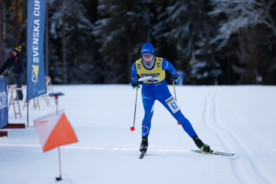 Otto Timby skejtar mot mål på skidorientering