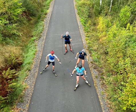 Fyra åkare på rullskidor vid skidorienteringslandslagets läger i Eksjö.