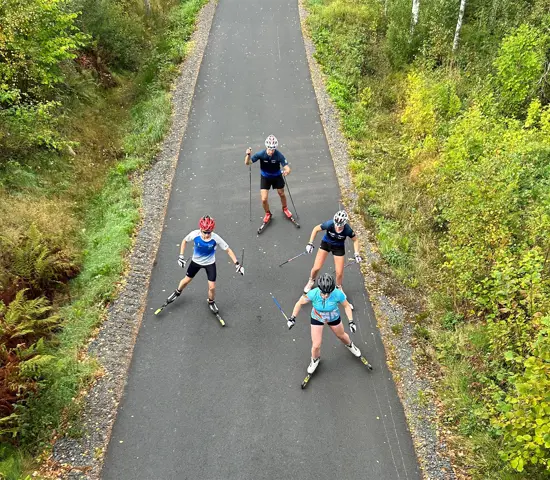 Fyra åkare på rullskidor vid skidorienteringslandslagets läger i Eksjö.