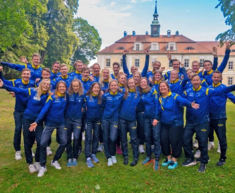 Aktiva och ledare i orienteringslandslaget i stor grupp och med stora leenden vid världscupen i Tjeckien hösten 2023.