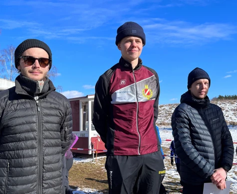 Axel Elmblad flankerad av Heino Ollin, till vänster, och Vetle Ruud Bråten.