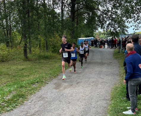 Emil Svensk ligger i täten före en klunga på Lidingöloppet 2022.