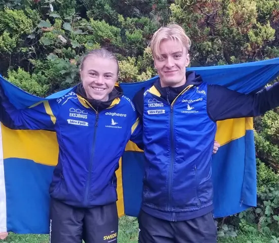 Freja Hjerne och Wilmer Selin efter seger och andraplats på JEC-sprinten i Skottland.