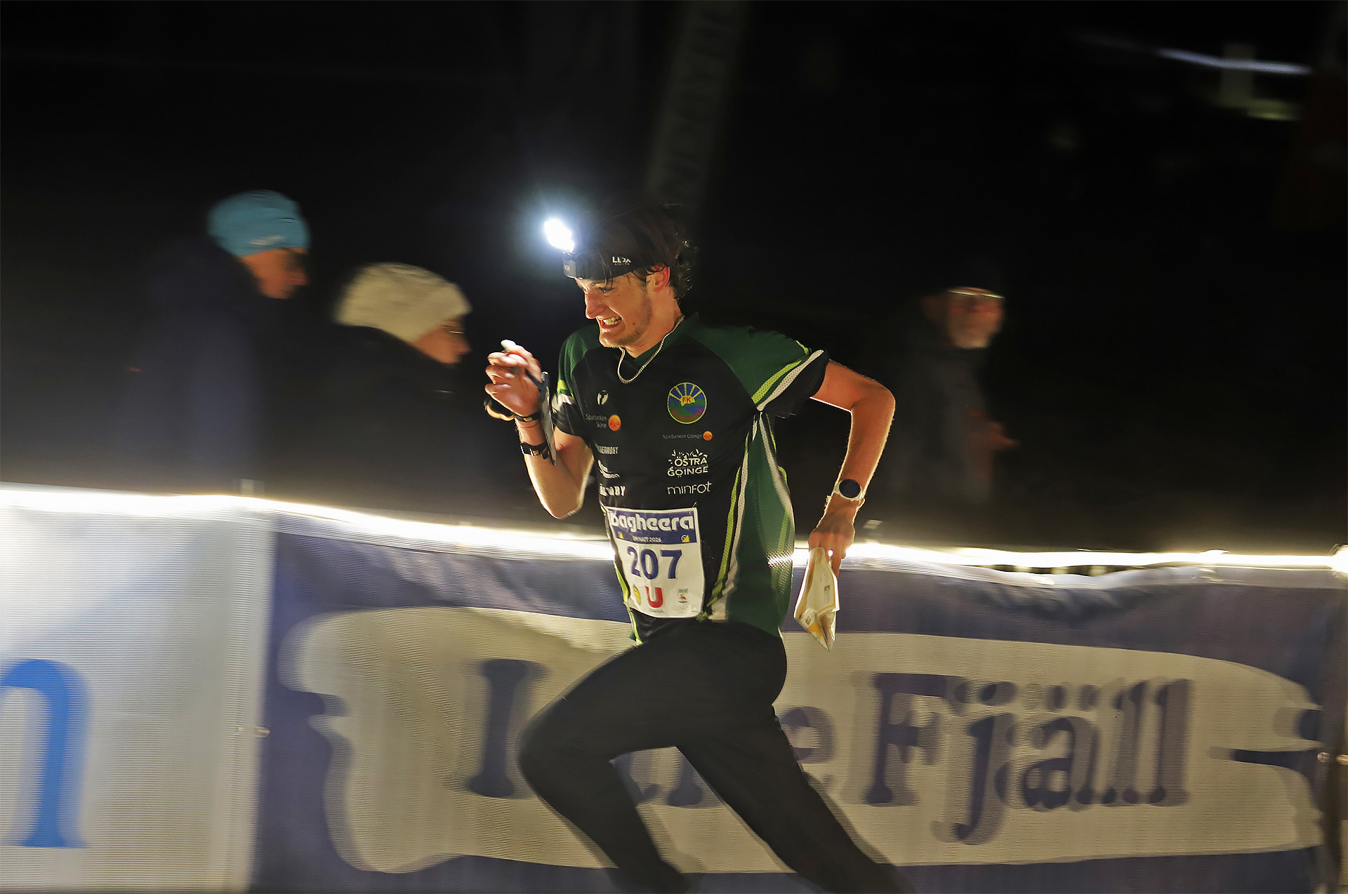 Svante Selin spurtar mot seger på Natt-SM. 