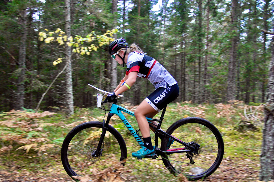 Signe Feil cyklar genom skogen i Haninge.