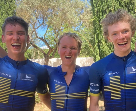 Juniorherrarna firar sitt stafettbrons i M20-klassen.