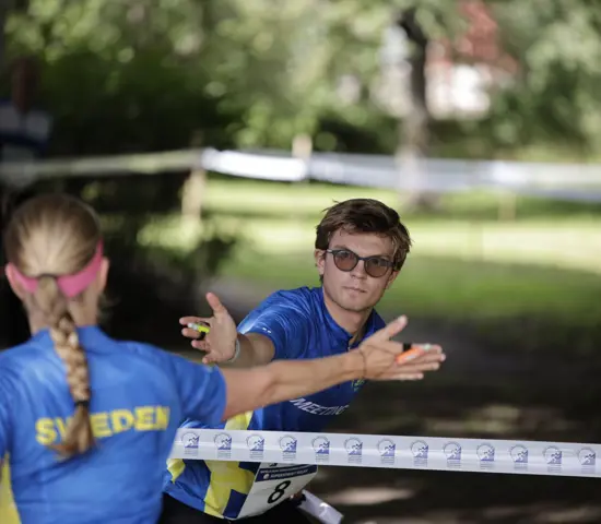 Ryggtavla av en kvinna som med handklapp växlar över till en man