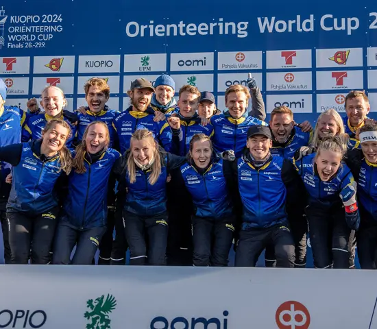 Sverige tar hem världscupens nationstävling efter seger i båda stafetterna på världscupavslutningen.