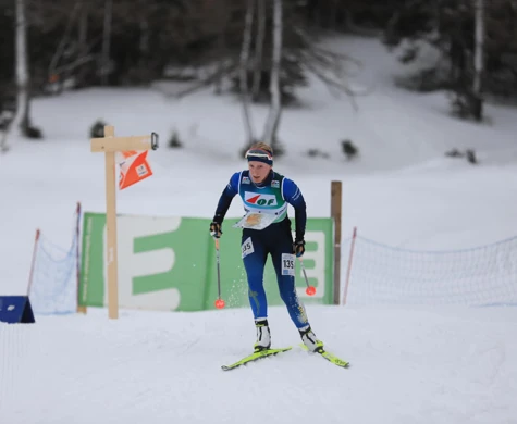 Linda Lindkvist spurtar mot mål på världscupens sprint i skidorientering.