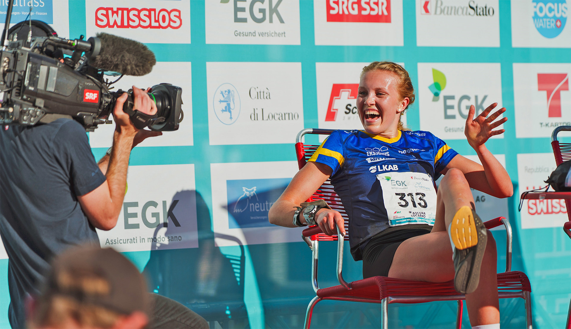 Hanna Lundberg njuter i ledarstolen efter individuella sprinten vid världscuppremiären i Schweiz. Nu har Hanna och hela det svenska laget laddat om för hemmavärldscupen i Lidköping och Skara. 