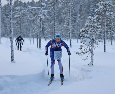 Två skidorienterare stakar fram på en myr i Arvidsjaur under öppna landslagstester i november 2023.