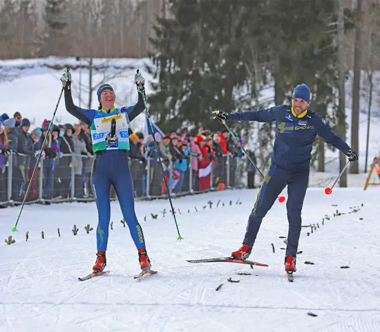 Elin Schagerström och Linus Rapp tillsammans över mållinjen.