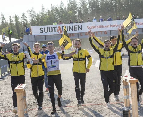 Stora Tuna OK springer över mållinjen som vinnare av Jukola 2025