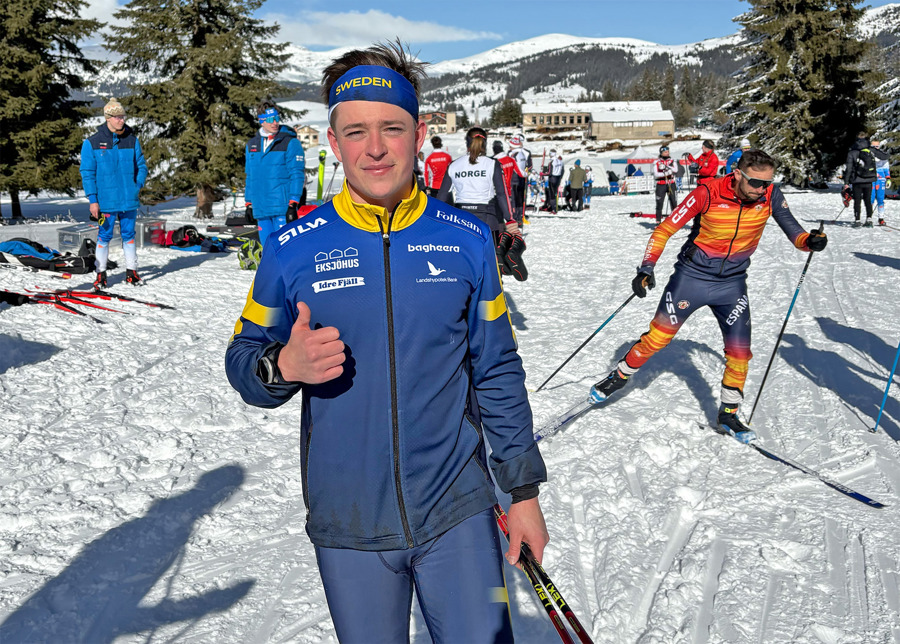 Jonatan Ståhl gör tummen upp efter fjärdeplatsen i världscuppremiären. Bild: Joel Kärrman.