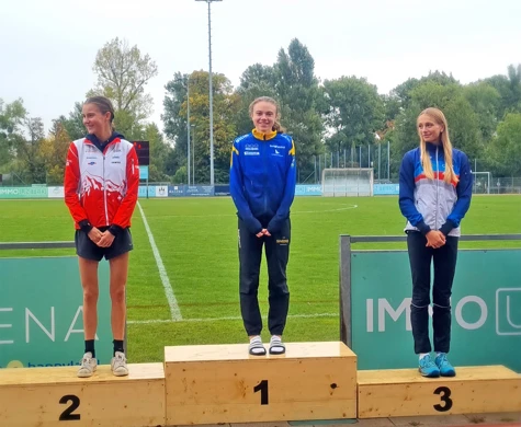 Freja Hjerne högst upp på pallen efter JEC-sprinten i Österrike. Till vänster tvåan Henriette Radzikowski, Schweiz och till höger trean Hana Vitkova, Tjeckien.