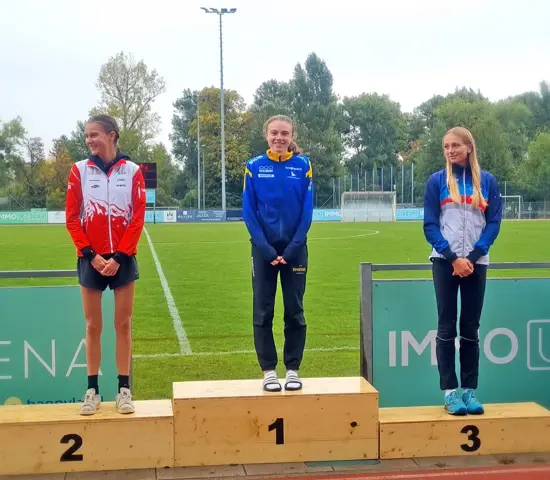 Freja Hjerne högst upp på pallen efter JEC-sprinten i Österrike. Till vänster tvåan Henriette Radzikowski, Schweiz och till höger trean Hana Vitkova, Tjeckien.