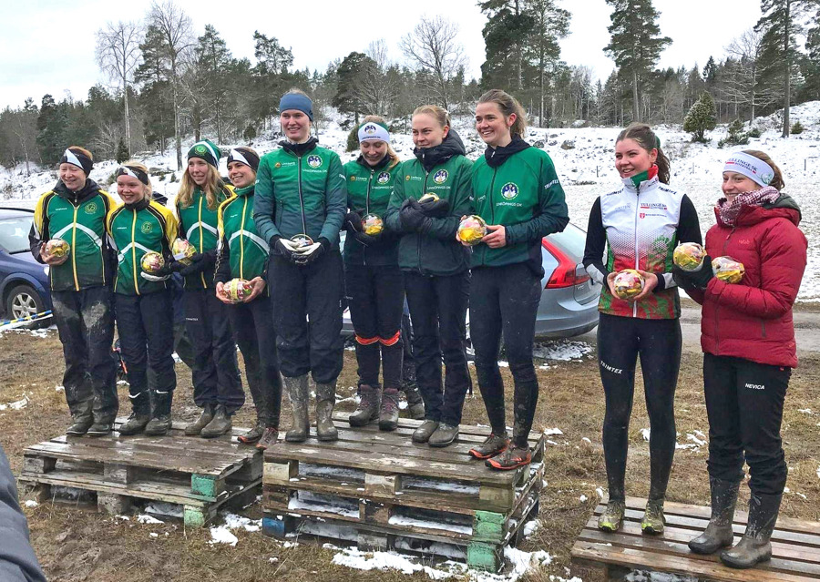 Topp tre i damklassen. Fr.v. tvåan Västerviks OK med Lena Eliasson-Lööf, Tilda Sundkvist, Nicoline Friberg Klysner och Eef van Dongen, Linköpings OK med Hanna Lagerberg, Anna Wehlin, Lisa Jonsson-Nordin och Alva Olsson samt från trean Tullinge SK med två av lagets löpare, Ella Sjöberg och Madara Brice. Foto: Jesper Lagerberg.