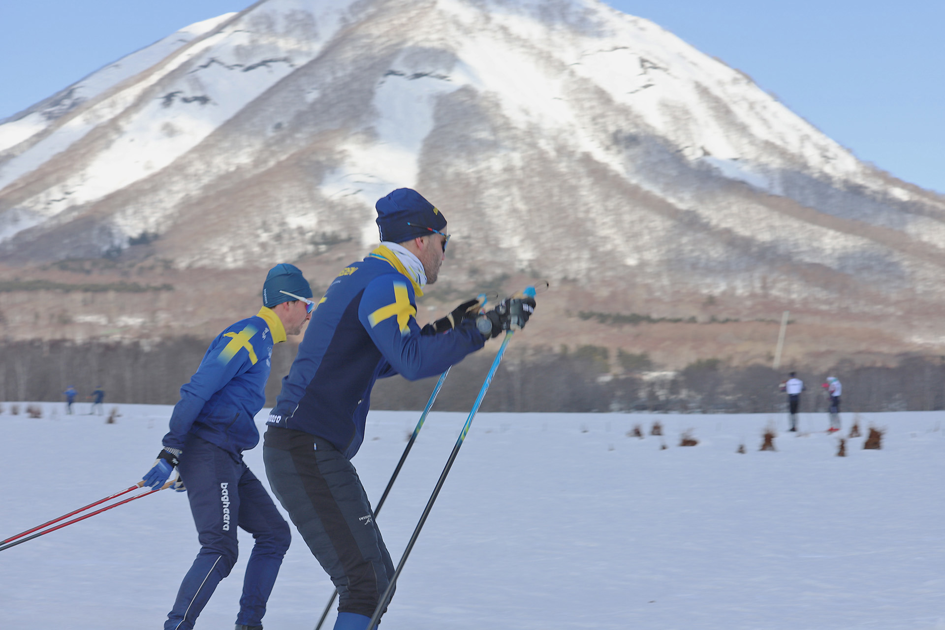 Rasmus Wickbom och förbundskapten Joel Kärrman testar skidor i samband med söndagens Model Event vid VM i skidorientering i Japan.